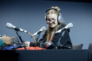 Une jeune crée une réportage radio